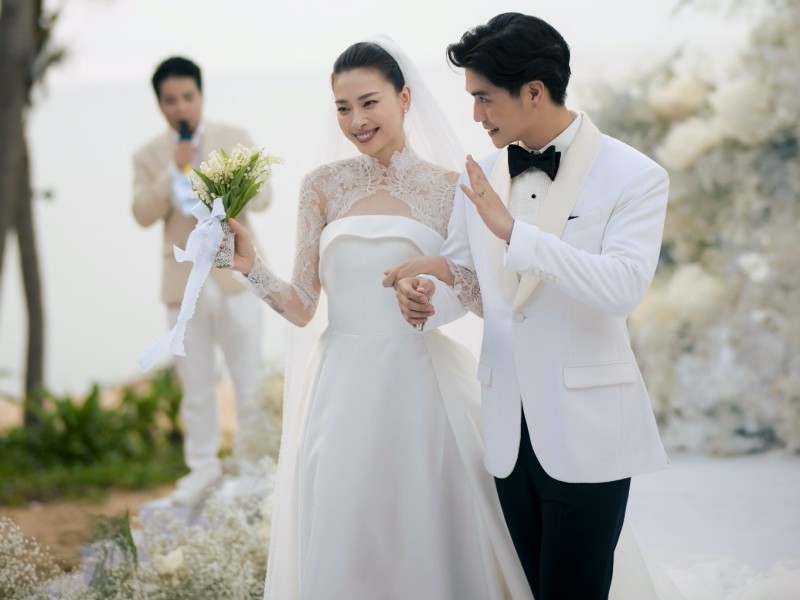 Nghi vấn Minh Hằng đổi váy cưới vì ‘đụng hàng’ Ngô Thanh Vân?